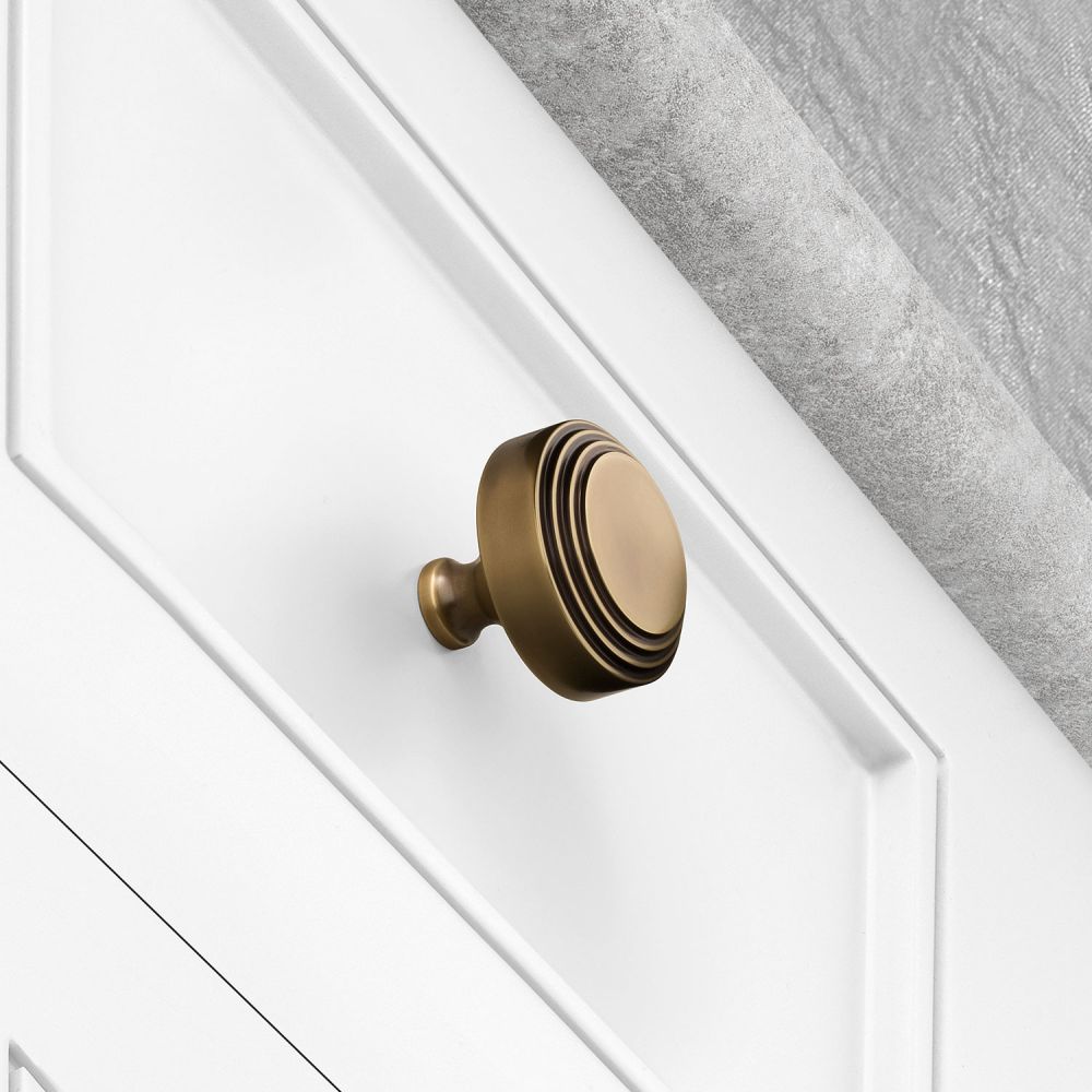 1-1/4″ Heritage Knob