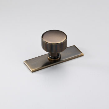 1 38 Stirling Knob by Crofts  Assinder