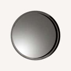 Round metallic compact mirror closed with a reflective surface rimmed by a dark edge